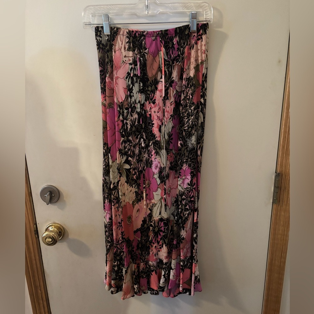 Floral skirt. Size S. Straight skirt with ruffle at the hem.